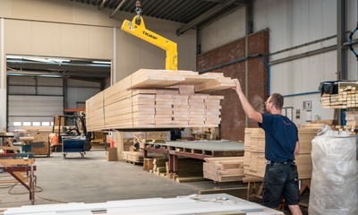 Leerlingen nemen kijkje bij Timmerfabriek Houkesloot Leerlingen nemen kijkje bij Timmerfabriek Houkesloot